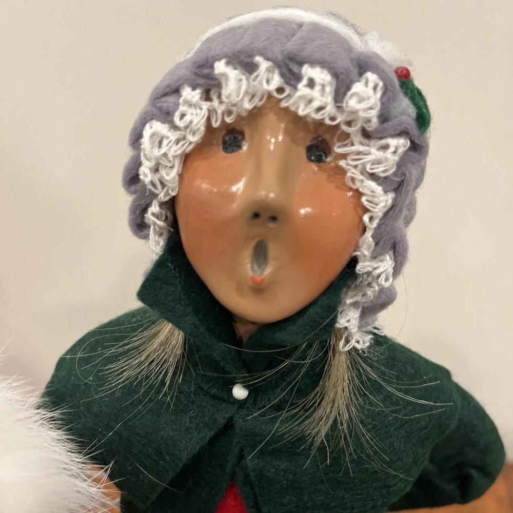 1994 BYERS CHOICE CHRISTMAS CAROLER Woman Long Blond Green Houndstooth Dress